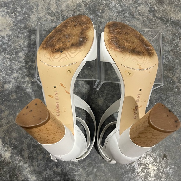 Gianni Bini- SZ 7 White Block Heels - Picture 6 of 6